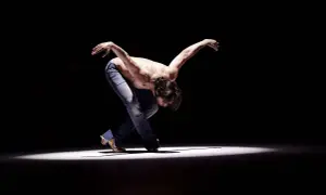 Joaquín Cortés flamenco, un torbellino de pasión y arte, se mueve con fuerza en el escenario.
