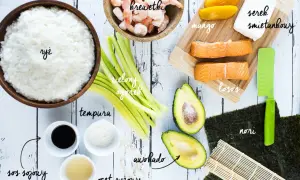 Domowe sushi z łososiem, krewetkami, mango, awokado, ogórkiem, serkiem śmietankowym i ryżem.