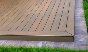 Nowoczesna deska kompozytowa montaż bez legarów. Elegancka, drewnopodobna powierzchnia tarasu z subtelnym oświetleniem LED.