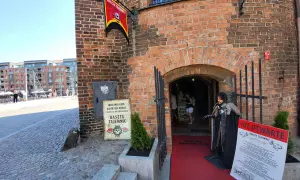 Muzeum figur woskowych Gdańsk, Baszta Tajemnic zaprasza na mroczną przygodę. Figurka w stroju pirata wita przed wejściem.