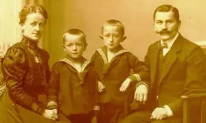 Die Familie von Freyberg posiert für ein Porträt: Mutter, Vater und zwei Söhne in Matrosenanzügen.