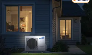 Unidad exterior de aerotermia Samsung, ideal para apagar aerotermia por la noche y ahorrar energía. Casa iluminada al anochecer.