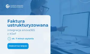 Mężczyzna w okularach pracuje przy komputerze, na ekranie widoczny tekst "Faktura ustrukturyzowana".