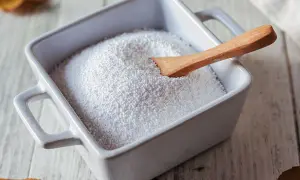 Perborato di sodio dove si compra? Granuli bianchi in una ciotola con un cucchiaio di legno, pronti per essere usati.