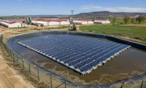 Granja en Aragón con subvenciones para placas solares flotantes en balsa, generando energía limpia para sus instalaciones.