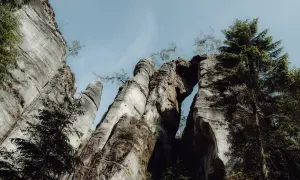 Skalne miasto z dzieckiem w tle, gdzie potężne formacje skalne tworzą naturalny łuk.