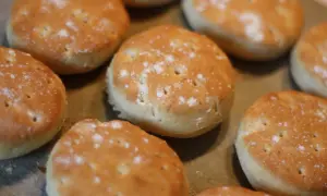 Nybakade tekakor med havregryn, pudrade med lite mjöl. Perfekta för frukost eller fika.