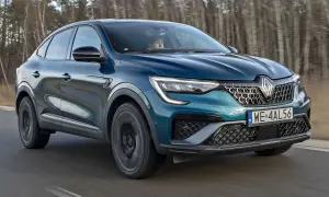 Elegancki, ciemnozielony Renault Arkana na drodze. Sprawdź atrakcyjną renault arkana cena i wybierz swój wymarzony model.