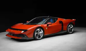 Iconica Ferrari 849 Testarossa arancione, con interni blu, su sfondo scuro.
