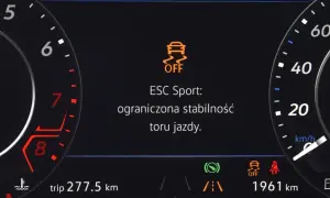 Na desce rozdzielczej świeci się kontrolka ESP OFF, informując o ograniczonej stabilności toru jazdy w trybie ESC Sport.