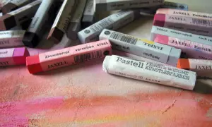 Un tas de bâtons de papier pastel sec aux couleurs vives, prêts à être utilisés pour créer une œuvre d'art vibrante.