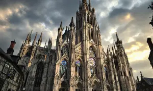Rzeźba gotycka: Historia, cechy i wpływ na architekturę sakralną