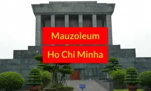 Mauzoleum Ho Chi Minha w Hanoi, monumentalna budowla otoczona zadbanymi drzewkami bonsai.