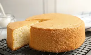 Puszysty biszkopt na dużą blachę, idealny do tortów. Ten przepis na biszkopt jest prosty i zawsze wychodzi!