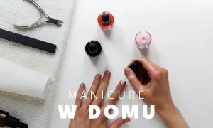 Kobieta wykonuje manicure klasyczny w domu, malując paznokcie lakierem. Obok leżą narzędzia i buteleczki z lakierami.