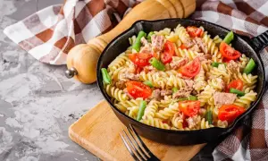 Pyszna kolacja bez mięsa: makaron fusilli z tuńczykiem, pomidorkami i fasolką szparagową w patelni.