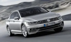 Silver Passat GTR glider fram på en väg med berg i bakgrunden.