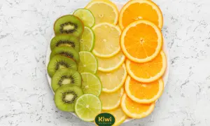 Rodajas de kiwi, limón y naranja en un plato. El kiwi es cítrico, aportando un toque ácido a esta colorida selección de frutas.