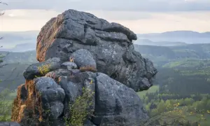 Góry Stołowe z dziećmi w tle, wspinające się po skalnych formacjach.