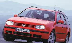 Czerwony Volkswagen Golf 4 Variant z uśmiechniętymi pasażerami. Widać przednie światła i grill, ale nie ma tu golf 4 żarówki tylne.