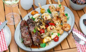 Fleisch- und Garnelenspieße mit Gemüse, ein Festmahl für die besten Grillrezepte.