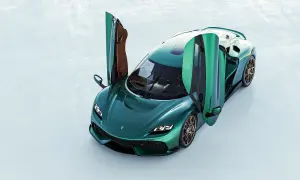 Zielony Koenigsegg Gemera z otwartymi drzwiami, gotowy do podróży.