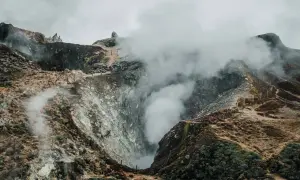 Fumées s'échappant du cratère de la Soufrière, un paysage volcanique spectaculaire et brumeux.
