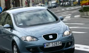 Niebieski Seat Altea 1.9 TDI na ulicy, z widoczną tablicą rejestracyjną WF 52834.