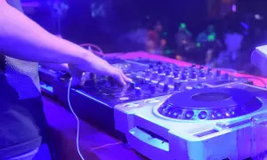 Ile bierze DJ za imprezę? Ceny, co w ofercie i jak nie przepłacić