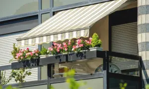 Jak zrobić daszek na balkon? Ten markiza z kwiatami to inspiracja.