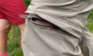 Detailaufnahme einer beige Wanderhose mit Reißverschlusstasche. Perfekt, welche Hose zum Wandern?
