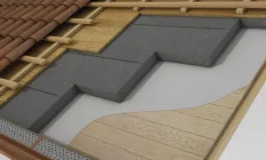 Dettaglio di una copertura ventilata con strati di isolamento, legno e tegole.
