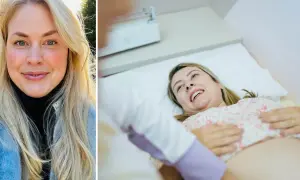 Kvinna på en brits för hinnsvepning hemma, med en annan person som utför proceduren.