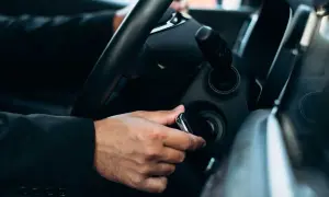 Mano insertando la llave para la puesta en marcha del coche.