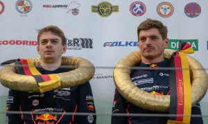 Max Verstappen celebra su victoria en el Nürburgring con un collar dorado y la bandera alemana.