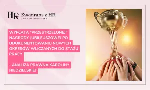 Złoty puchar w dłoniach symbolizuje nagrodę jubileuszową za 20 lat pracy. Analiza prawna Karolina Niedzielskiej.