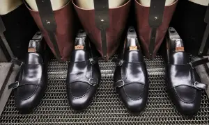 Scarpe marchigiane famose, mocassini neri con doppia fibbia, pronti per la lucidatura.