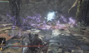 Gracz w zbroi walczy z Kryształowym Mędrcem, który rzuca fioletowe zaklęcia. To kluczowy moment w dark souls solucja.