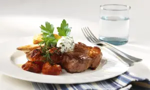 En saftig biff med rostade tomater, potatis och örtsmör. Ett perfekt karre recept för en lyxig middag.