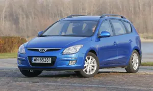 Niebieski Hyundai i30 1.6 benzyna na tle jesiennego krajobrazu.