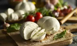 Czy mozzarella w zalewie nadaje się do pizzy? Uniknij wodnistego ciasta