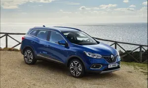 Niebieski Renault Kadjar na tle morza. Wiele pozytywnych **renault kadjar opinie** potwierdza jego wszechstronność.