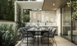 Moderne terrasse gestalten mit Essbereich und Außenküche, umgeben von üppigem Grün. Perfekt für entspannte Abende.