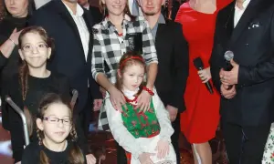 Dwie dziewczynki, jedna w wózku, druga w stroju ludowym, stoją obok dorosłych. Ile dzieci ma Golce?