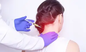 Avis sur infiltration cervicale C5-C6 : un médecin injecte un traitement dans le cou d'une patiente, soulageant une douleur localisée.