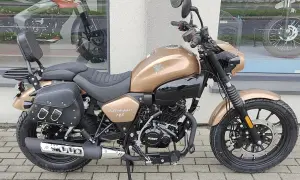 Złoty Romet Soft Chopper 125 z sakwami i oparciem. Idealny do miasta, gotowy na odblokowanie mocy.