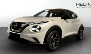 Vit Nissan Juke, en modern SUV. Inga synliga problem med denna bil, bara snygg design.