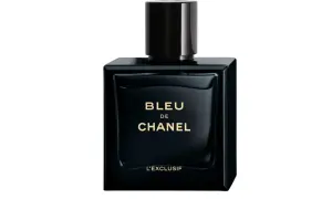 Elegancki, czarny flakon perfum Chanel Bleu de Chanel EDP z złotym napisem.