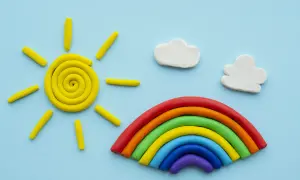 Sol, arcoíris y nubes de plastilina, ideales para juegos de plastilina para niños pequeños.