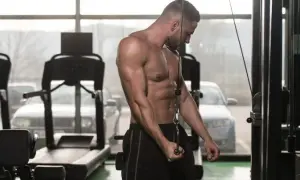 Jak ćwiczyć triceps? Zbuduj potężne ramiona! Poradnik eksperta